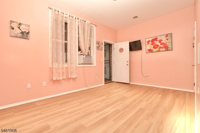 68 James St 2 Property Photo 10