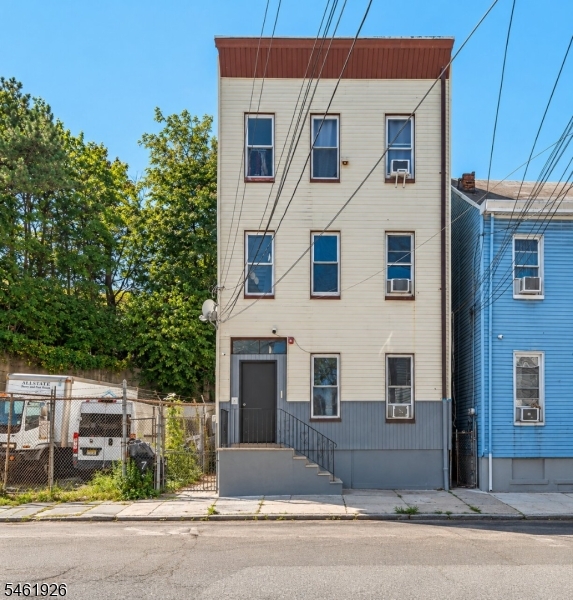 144 Spring St Property Photo 1