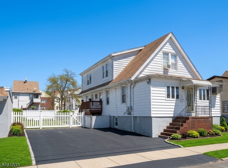 90 Rossiter Ave Property Photo 1