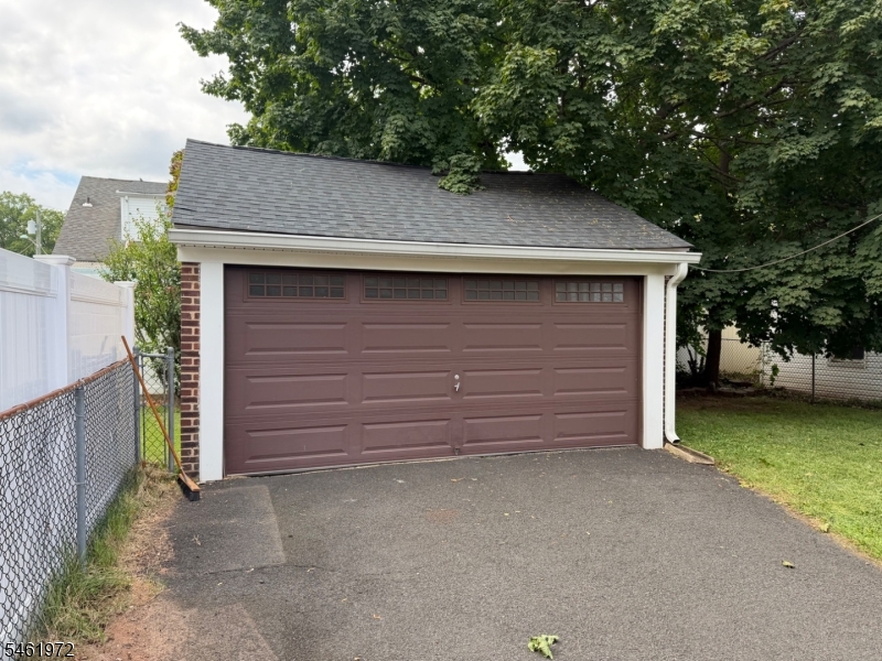 830 Travers St Property Photo 4
