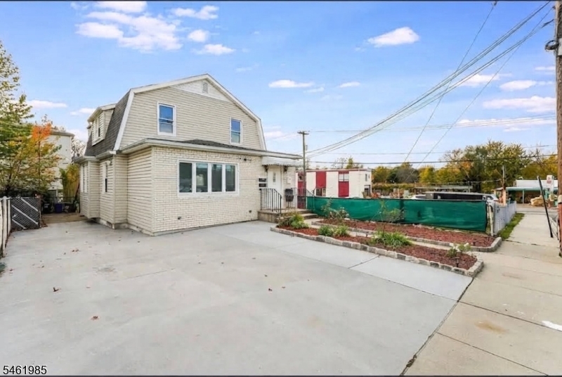 327 Stover Ave Property Photo 2