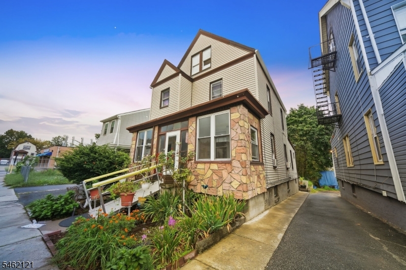 280 Lincoln St Property Photo 1