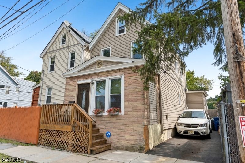 66 Oak Ave Property Photo 2