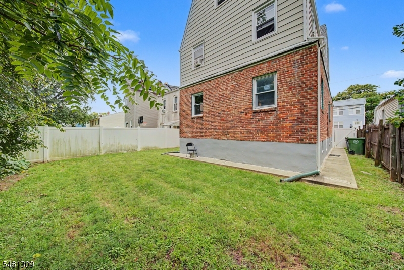 1019 Rivington St Property Photo 3