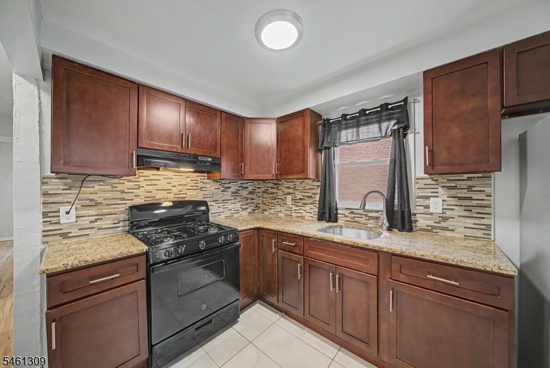 1019 Rivington St Property Photo 6