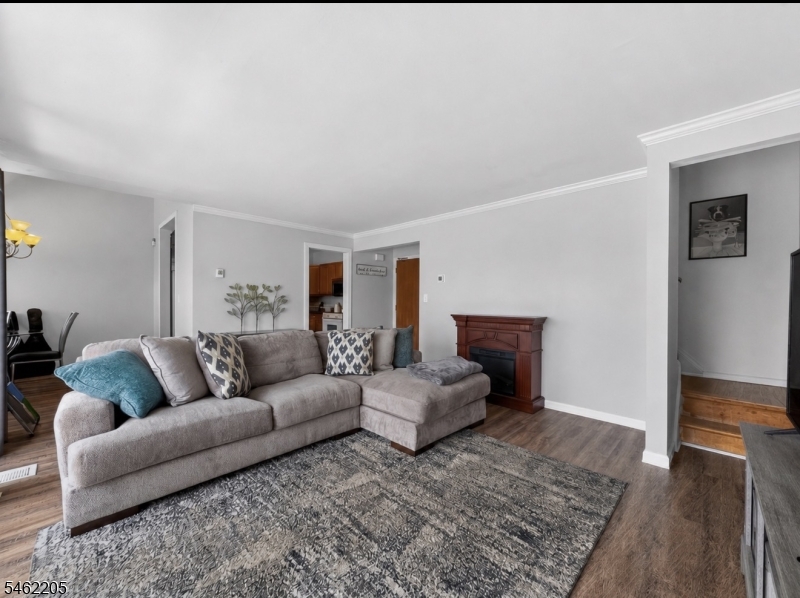 466 Pompton Ave F Property Photo 4