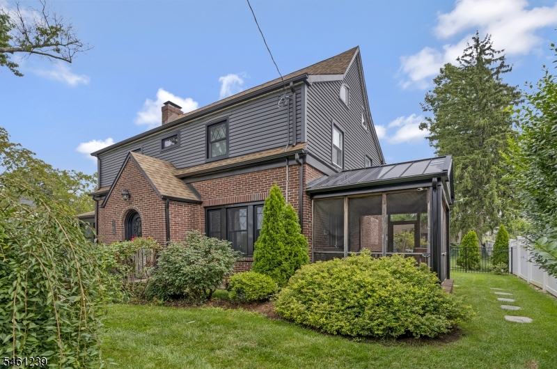 166 Sandford Ave Property Photo 3
