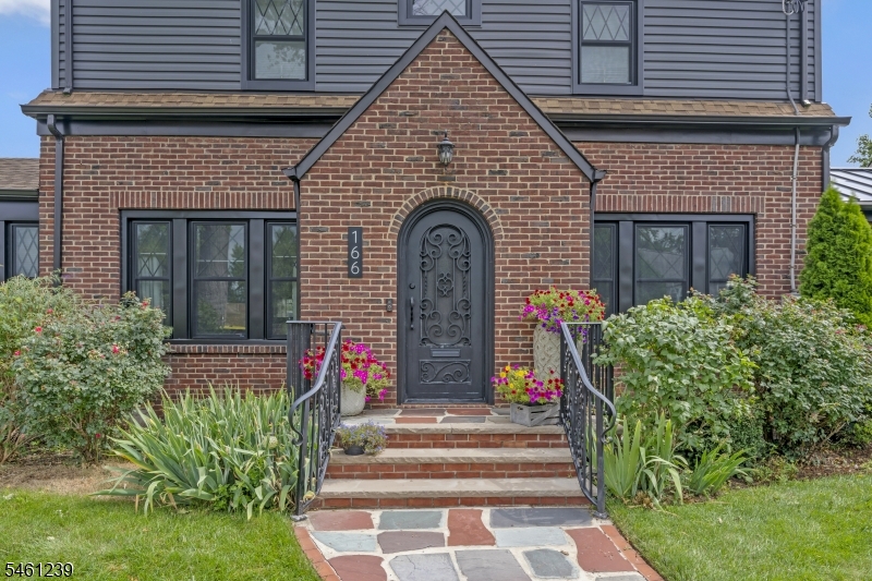 166 Sandford Ave Property Photo 4