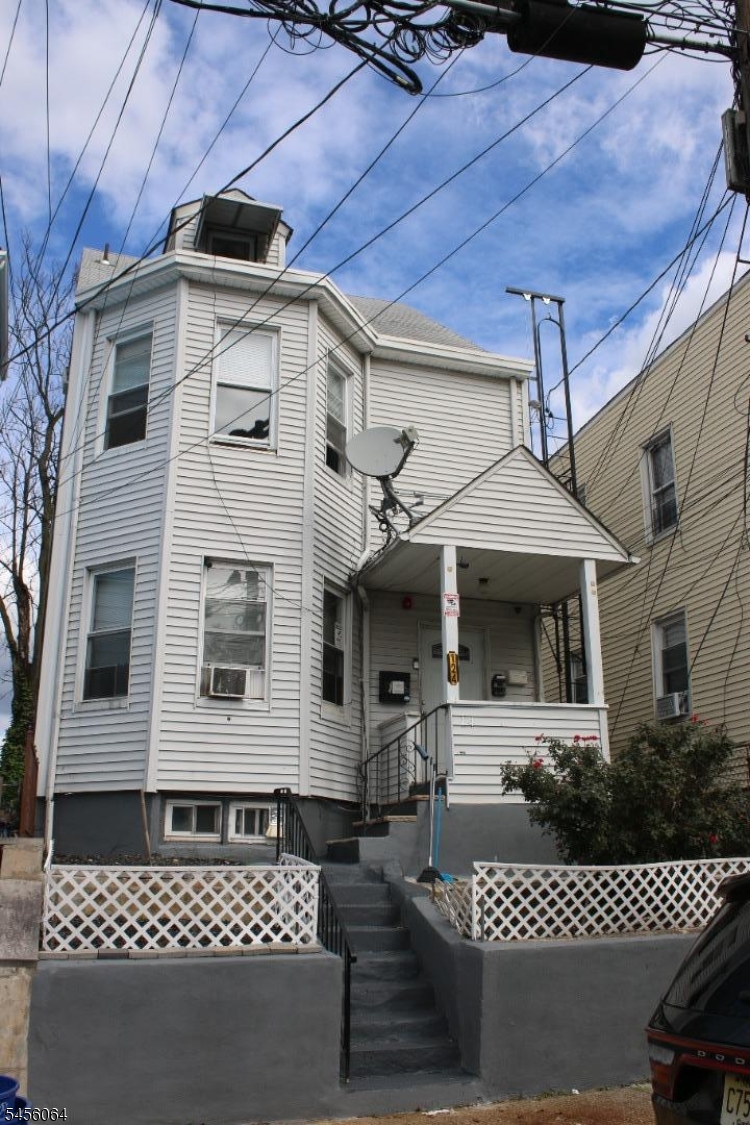 124 Albion Ave Property Photo 1