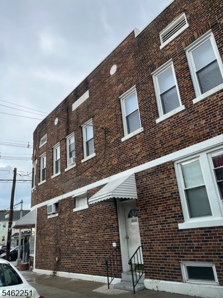 660 Summer St Property Photo 1