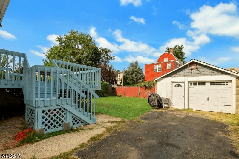 181 Linden Ave Property Photo 3