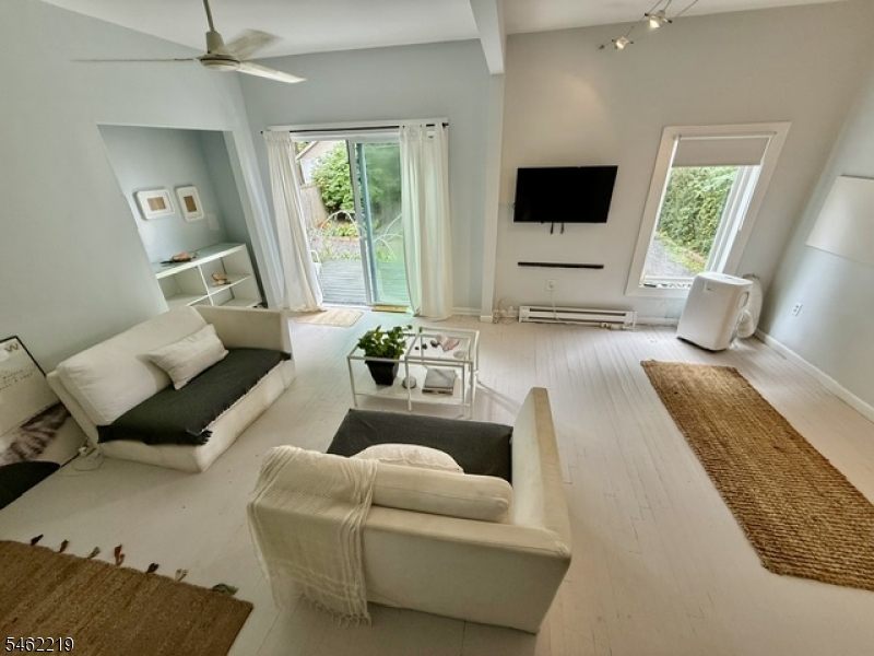 17 Oxford St Property Photo 8