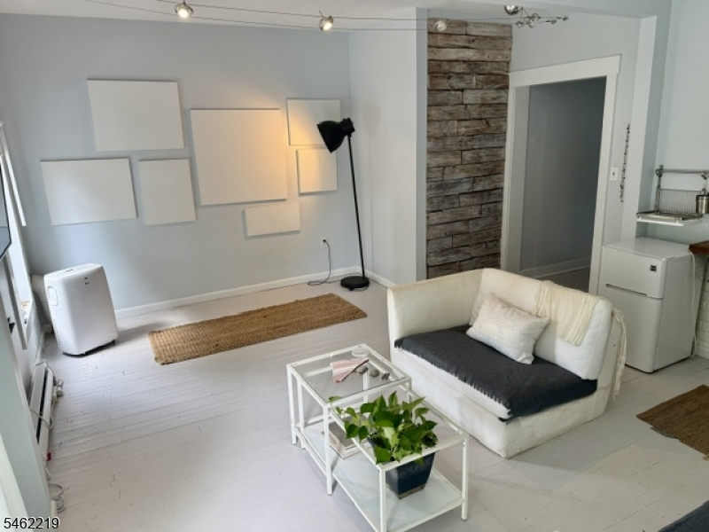 17 Oxford St Property Photo 9