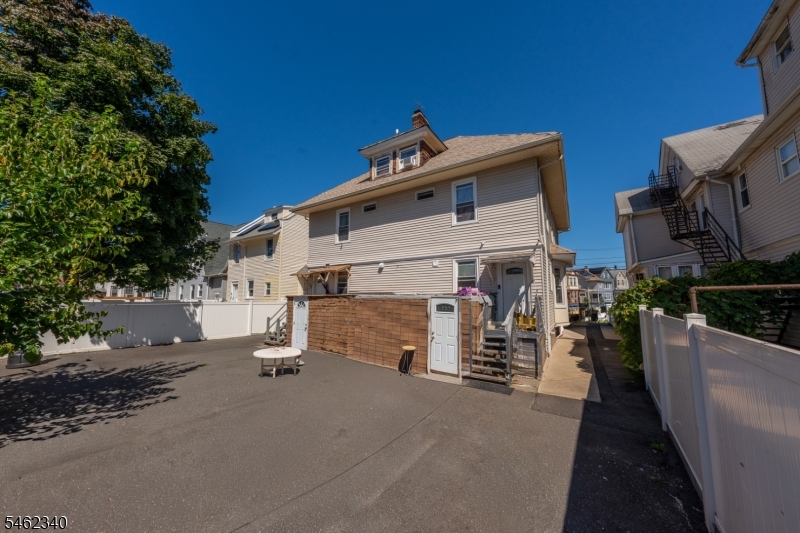 324 Chilton St Property Photo 17