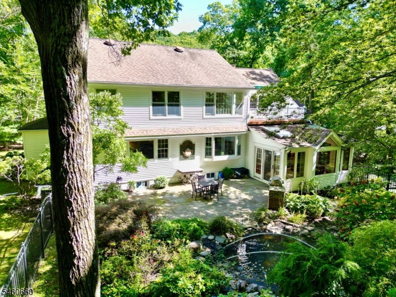 463 Laurel Ln Property Photo 1