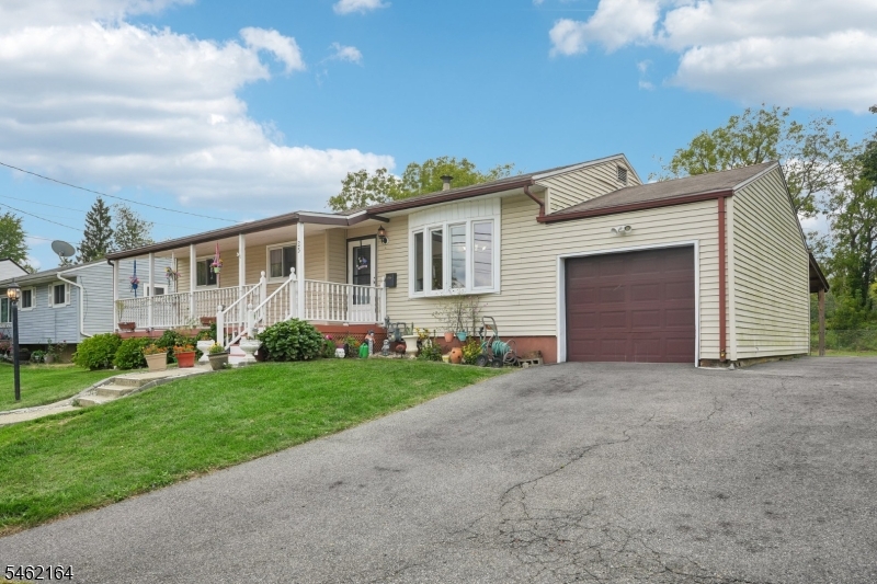 25 Lawrence Dr Property Photo 3