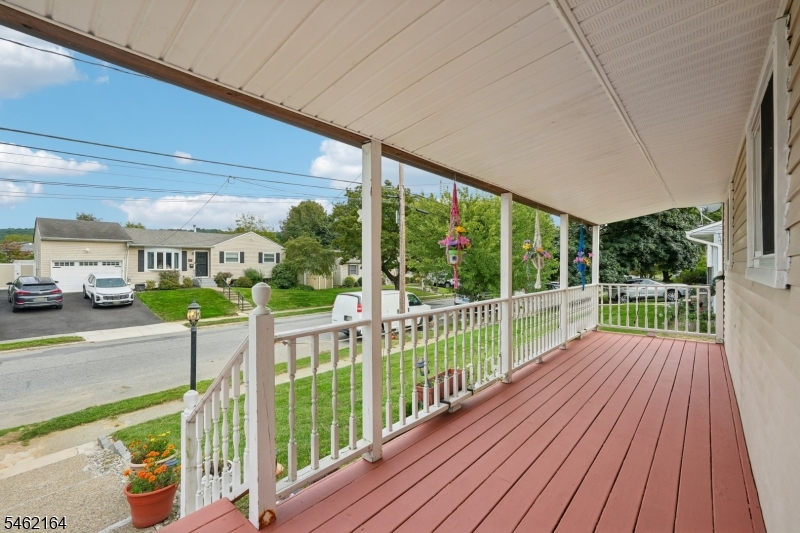 25 Lawrence Dr Property Photo 4