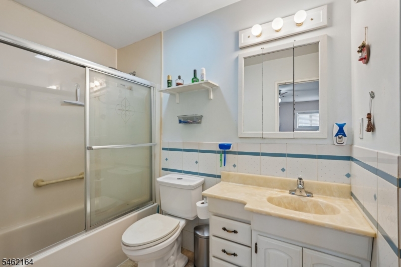 25 Lawrence Dr Property Photo 24