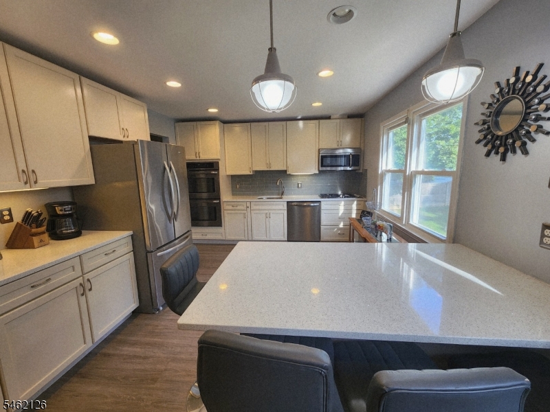 10 Parkview Dr Property Photo 4