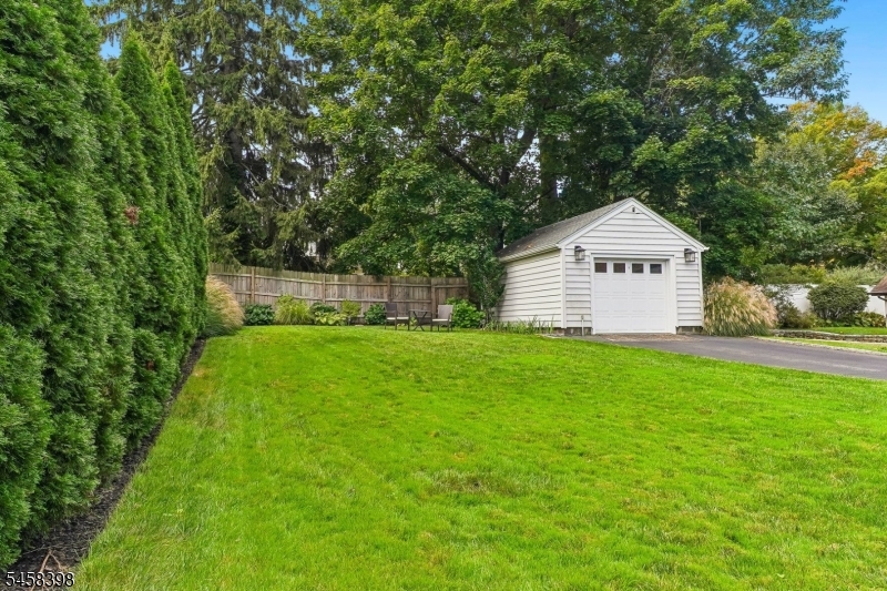 9 Greenfield Ave Property Photo 17