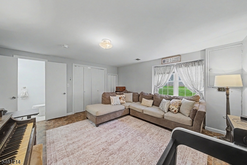61 Henry St Property Photo 9