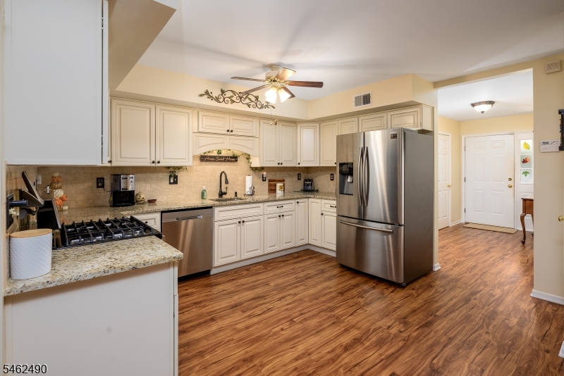 34 2nd St Property Photo 6