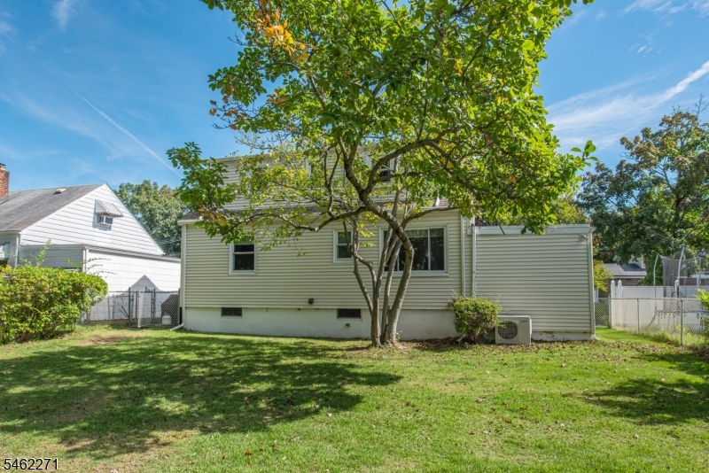 9 Malcolm Ter Property Photo 23