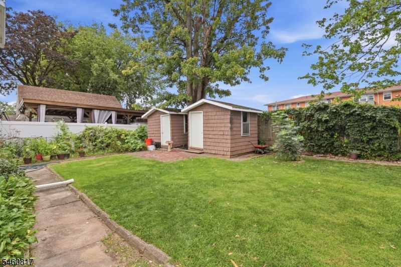 160 Bridge St Property Photo 17