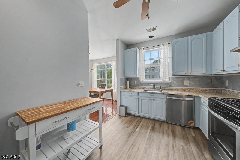 7 Caroline Foster Ct Property Photo 10