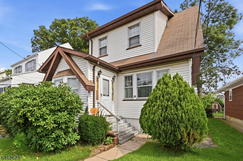 66 Rowland Ave Property Photo 1