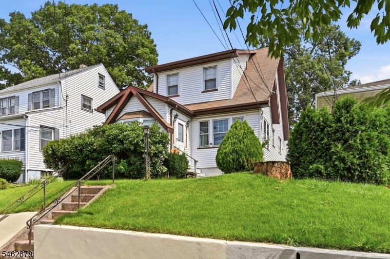66 Rowland Ave Property Photo 2