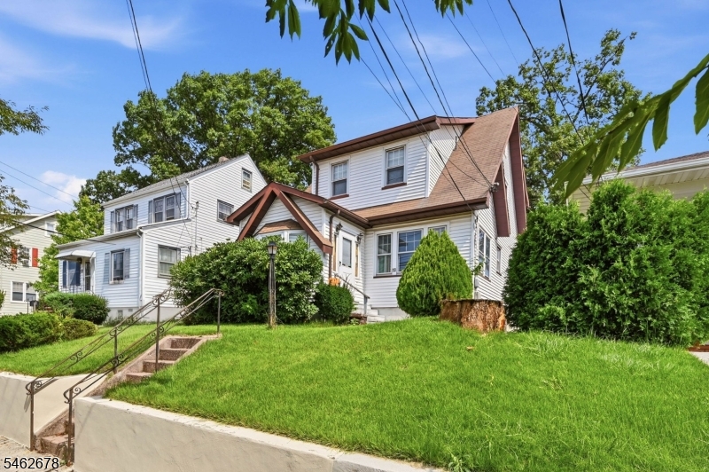 66 Rowland Ave Property Photo 3