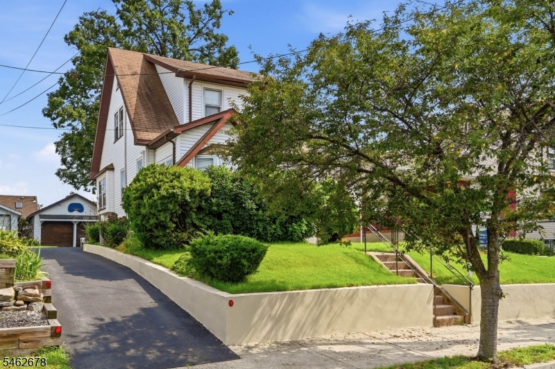 66 Rowland Ave Property Photo 4