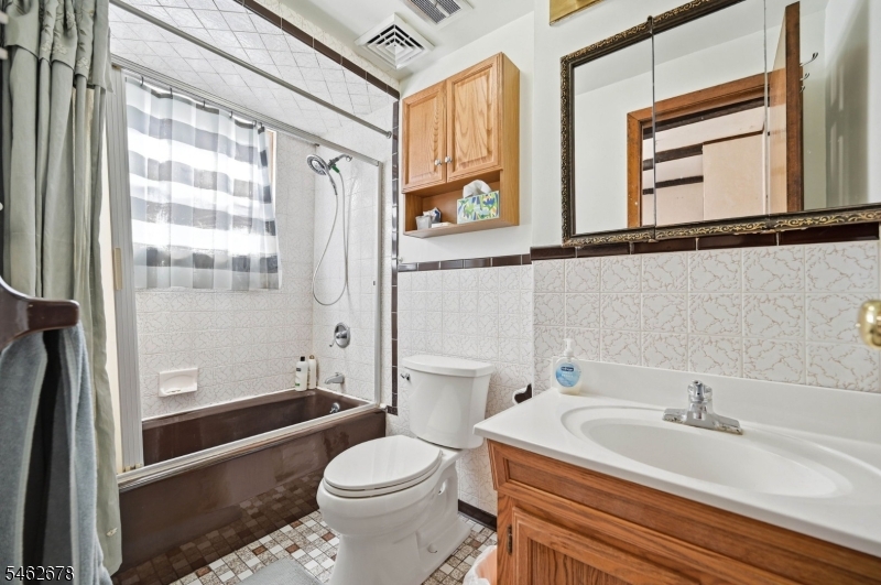 66 Rowland Ave Property Photo 18