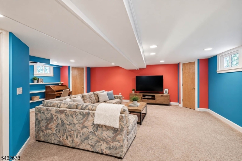 66 Rowland Ave Property Photo 32