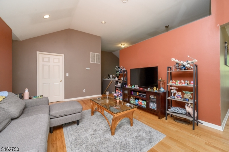 60 Waugh Ct Property Photo 9