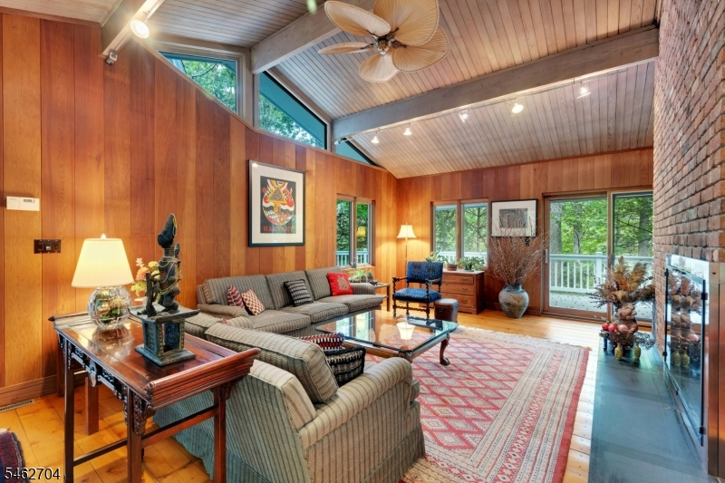 84 Lake Tr E Property Photo 7