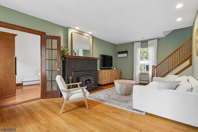 548 Hort St Property Photo 2
