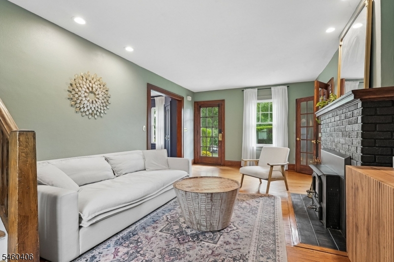 548 Hort St Property Photo 3