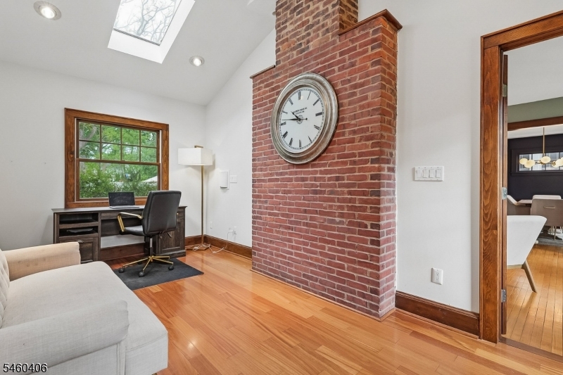 548 Hort St Property Photo 4