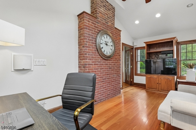 548 Hort St Property Photo 5
