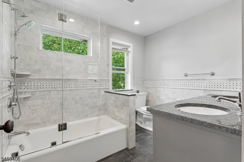 548 Hort St Property Photo 12