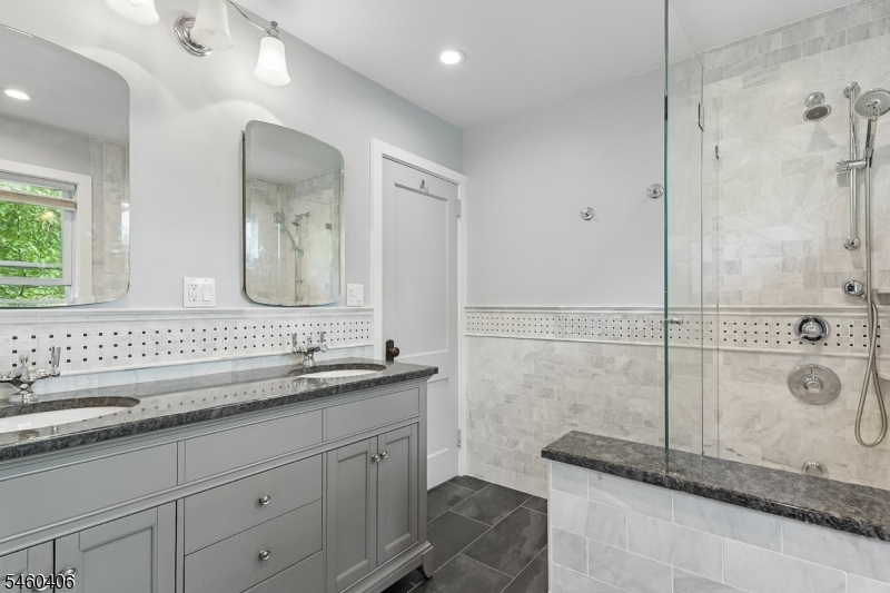548 Hort St Property Photo 13