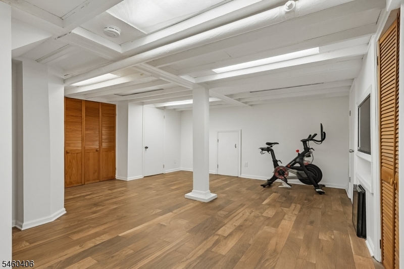 548 Hort St Property Photo 16