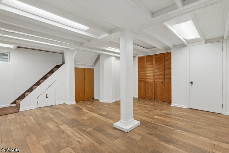 548 Hort St Property Photo 18