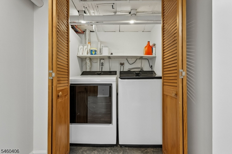 548 Hort St Property Photo 19