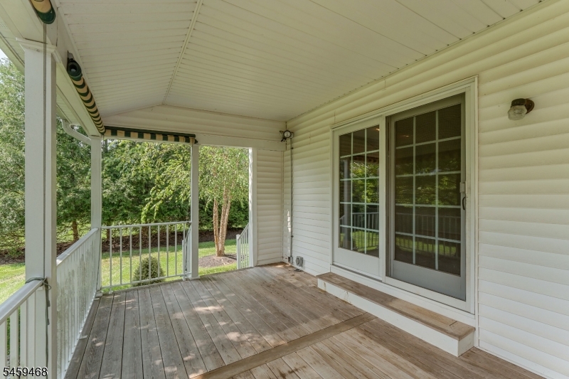 806 Ten Eyck Ct Property Photo 3