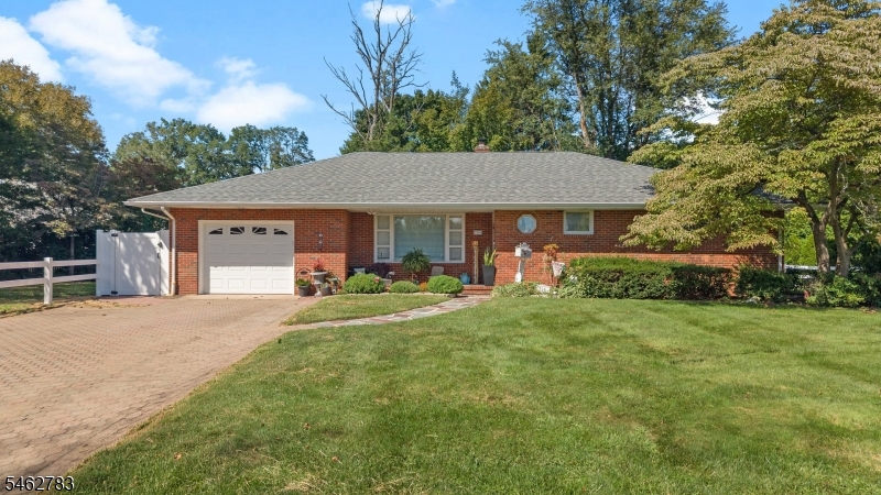 704 3rd St Property Photo 1