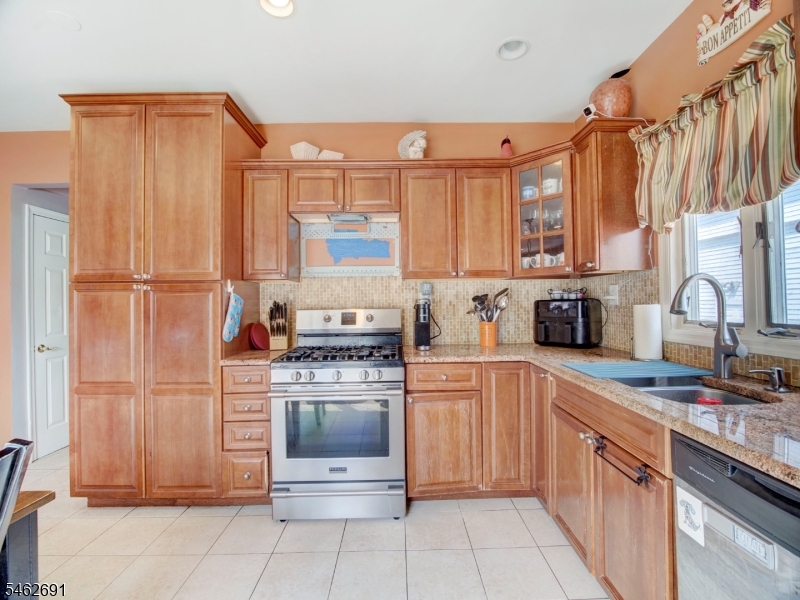 564 Passaic Ave Property Photo 13