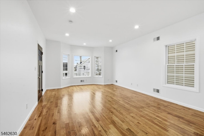 28 Davis St Property Photo 2